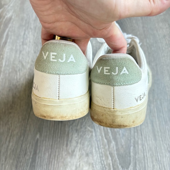 Veja Sneakers - Picture 2 of 3